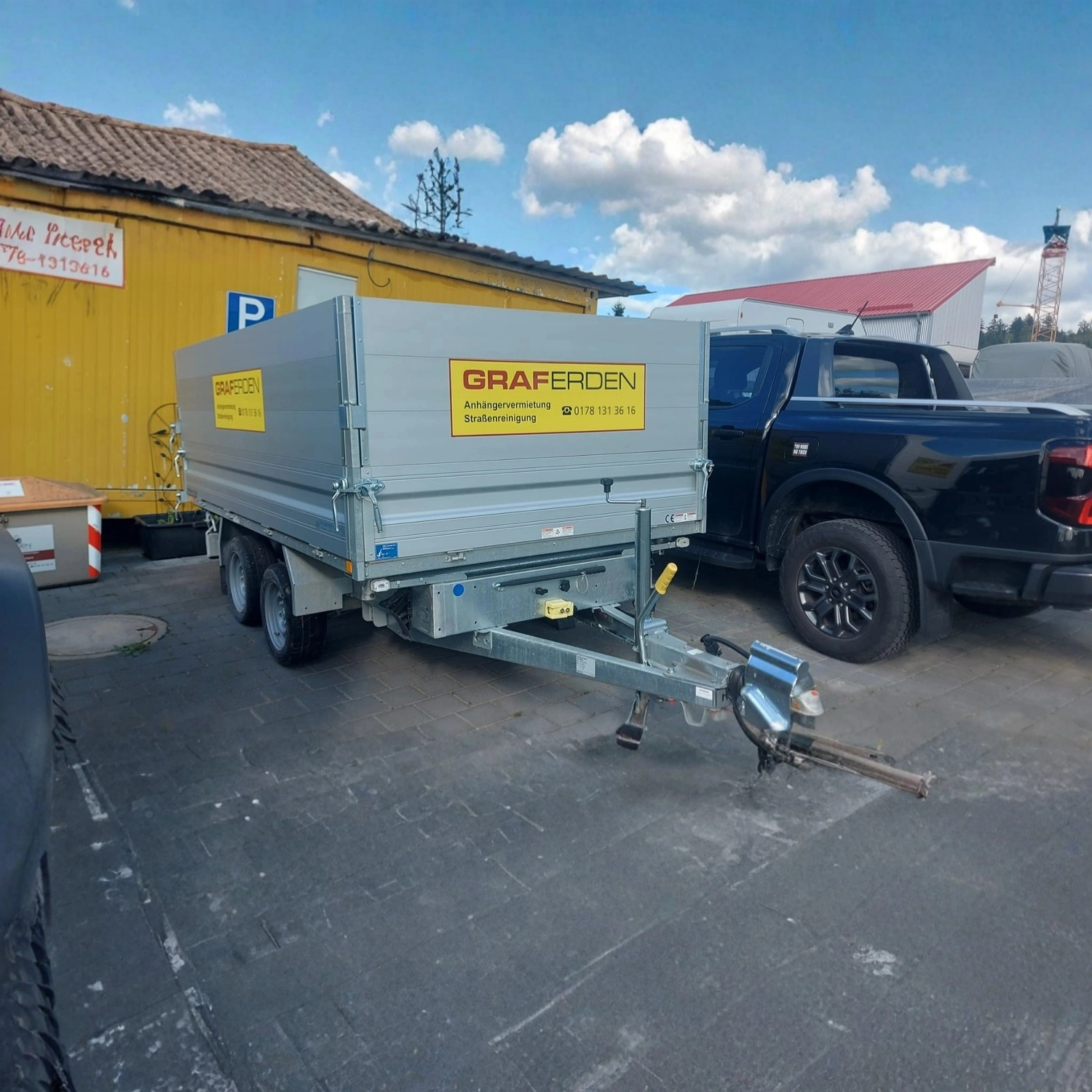 Graf Straßenreinigung - Kehrdienste - Humbauer Dreiseitenkipper 3000 kg